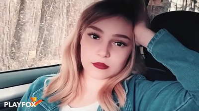 Ilmaha kacsiga leh ayaa si farxad leh u nuugay kaadhka dhimista